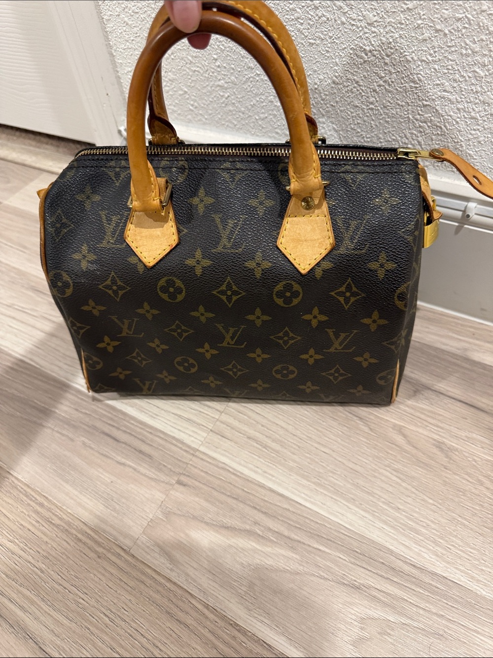 Louis Vuitton Speedy 25‎ comes with lock and key dust bag